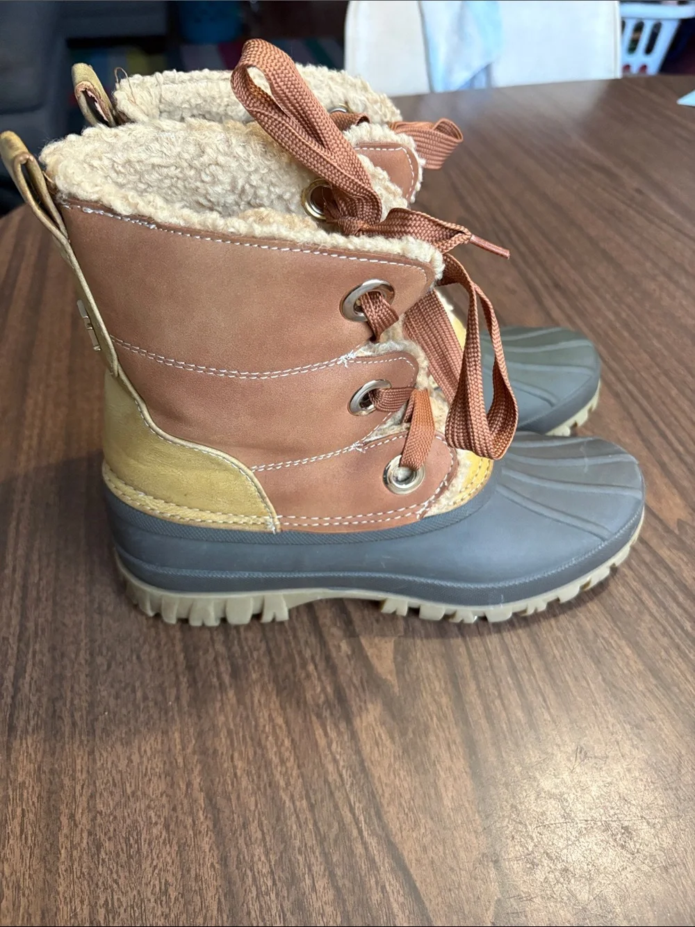 Tommy Hilfiger Size 7 Duck Boots Faux Shearling Lined Waterproof
